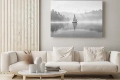 Obraz: Żaglówka na tle mglistego lasu w szarości