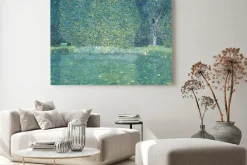 Obraz: Akwarela delikatnego stawu wśród bujnych drzew