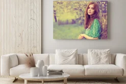 Obraz: Archiwalne zdjęcie pięknej dziewczyny na wiosnę