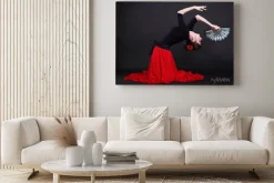 Obraz: Atrakcyjna młoda kobieta hiszpański taniec flamenco na czarnym