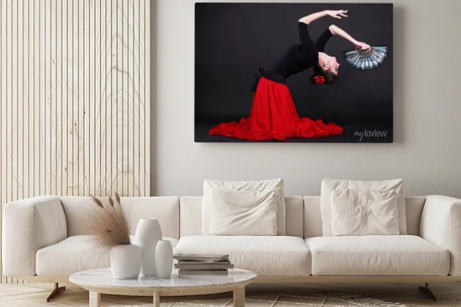 Obraz: Atrakcyjna młoda kobieta hiszpański taniec flamenco na czarnym