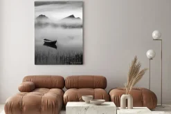 Obraz: Bardzo spokojna letnia noc z drewnianą łodzią i mgłą w lofotach