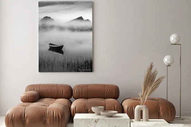 Obraz: Bardzo spokojna letnia noc z drewnianą łodzią i mgłą w lofotach