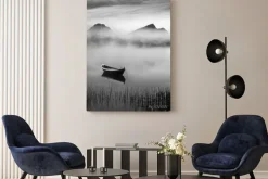 Obraz: Bardzo spokojna letnia noc z drewnianą łodzią i mgłą w lofotach