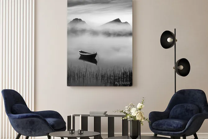 Obraz: Bardzo spokojna letnia noc z drewnianą łodzią i mgłą w lofotach