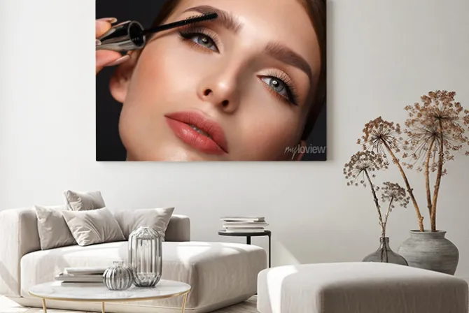 Obraz: Beautiful girl with sexy lips and classic makeup with cosmetic