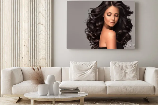 Obraz: Beauty brunette girl with long and shiny wavy black hair .