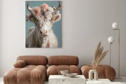 Obraz: Biała krowa góralska ozdobiona kwiatami