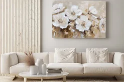 Obraz: Białe kwiaty malowane na beżowym tle w stylu olejnym