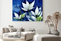 Obraz: Białe kwiaty na niebieskim tle