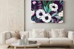 Obraz: Białe zawilce i liście na fioletowym tle. akwarela bezszwowe