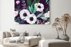 Obraz: Białe zawilce i liście na fioletowym tle. akwarela bezszwowe