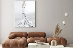 Obraz: Blond kobieta w długiej białej sukni z diamentu