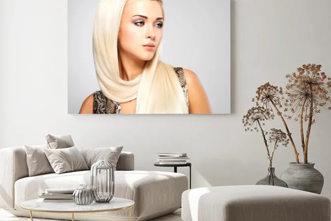 Obraz: Blond kobieta z długimi prostymi włosami