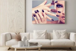 Obraz: Blond modelka z bordowym manicure