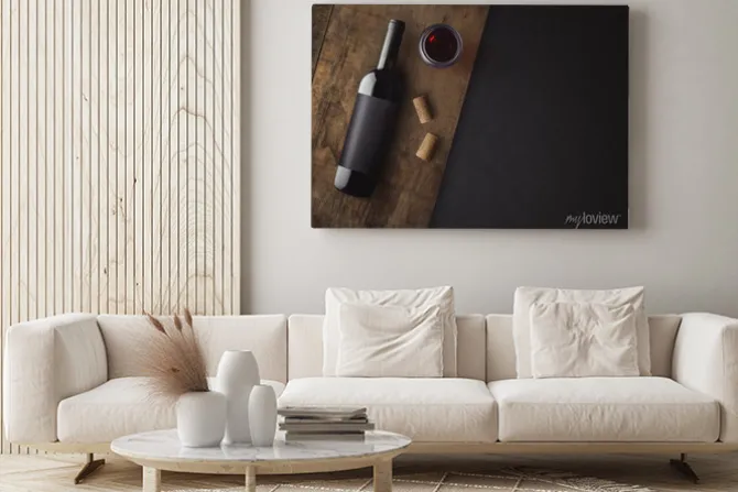 Obraz: Butelka czerwonego wina z etykietą na starym pokładzie. kieliszek