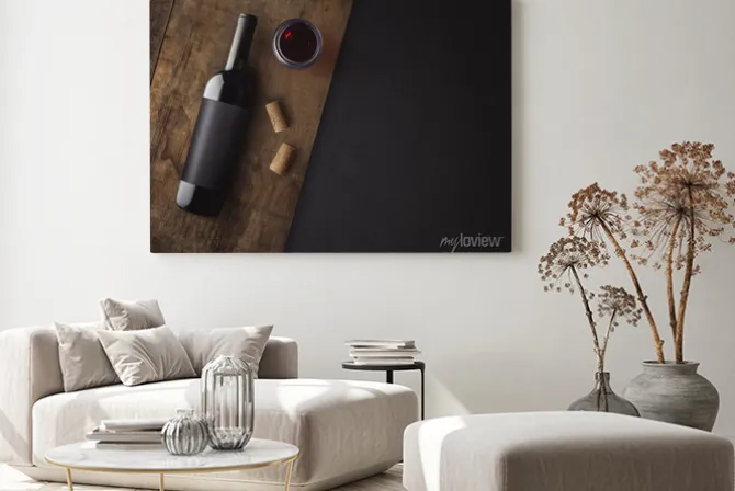 Obraz: Butelka czerwonego wina z etykietą na starym pokładzie. kieliszek