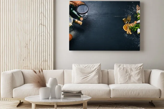 Obraz: Butelka wina, serów i tradycyjnych kiełbasek na drewnianym tle.