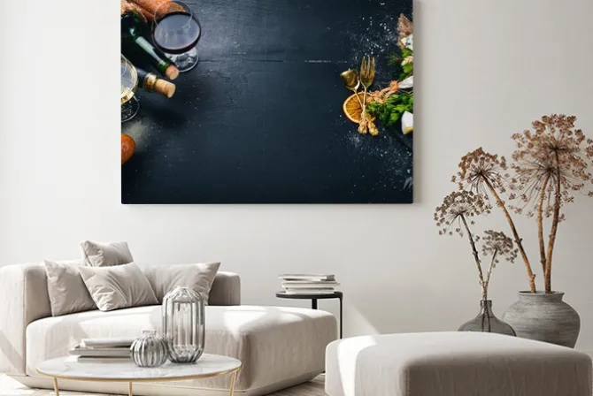 Obraz: Butelka wina, serów i tradycyjnych kiełbasek na drewnianym tle.