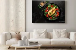 Obraz: Chicken breast fillet grilled and fresh vegetable green salad