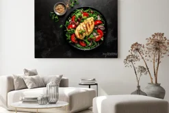 Obraz: Chicken breast fillet grilled and fresh vegetable green salad