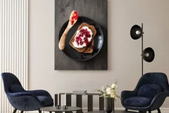 Obraz: Chleb z creme fraiche i borówki brusznicy dżemem