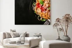 Obraz: Ciemny talerz z włoskim spaghetti na ciemny