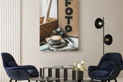 Obraz: Closeup of a cup of latte with an art pattern on a table in a