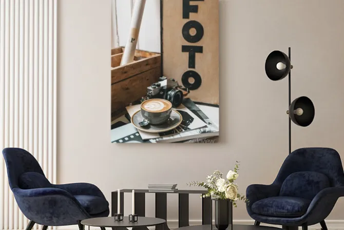 Obraz: Closeup of a cup of latte with an art pattern on a table in a