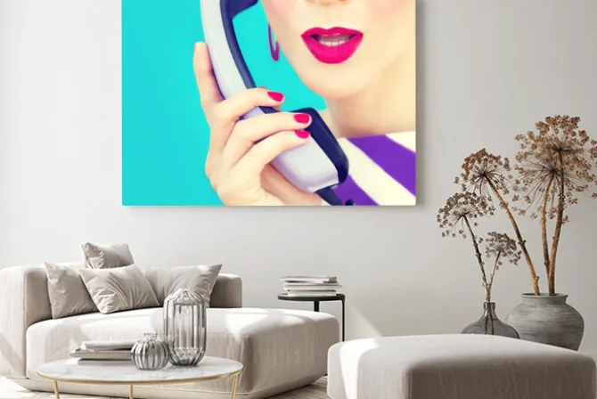 Obraz: Close-up portret retro dziewczyna z telefonem