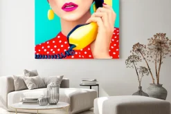 Obraz: Close-up portret retro dziewczyna z telefonem