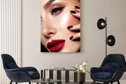 Obraz: Close-up strzał z kobieta wargach z czerwoną szminką.