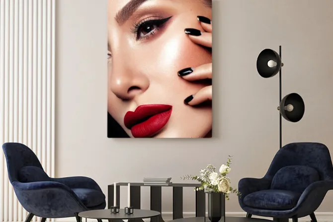Obraz: Close-up strzał z kobieta wargach z czerwoną szminką.