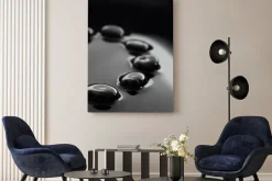 Obraz: Czarne kamienie na spokojnym tle wody