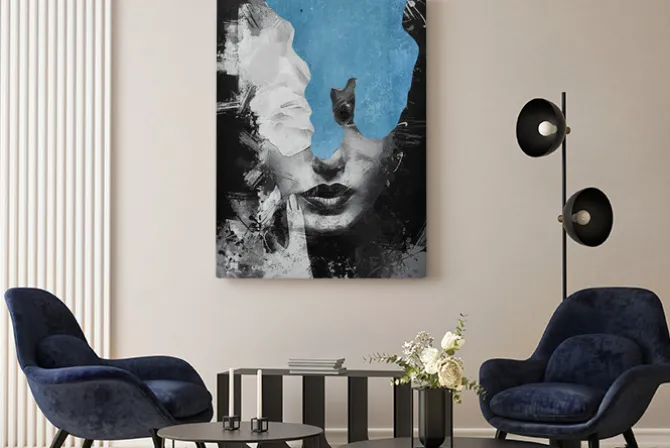 Obraz: Czarno-biały portret kobiety z niebieską abstrakcją