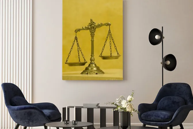 Obraz: Dekoracyjne scales of justice w sądzie