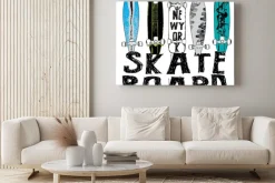 Obraz: Deskorolki i czarny napis na białym tle