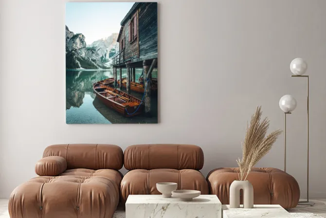 Obraz: Drewniane łodzie na spokojnym jeziorze w górach