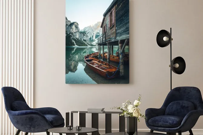 Obraz: Drewniane łodzie na spokojnym jeziorze w górach