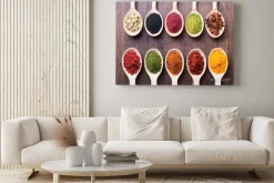 Obraz: Drewniane łyżki pełne kolorowych przypraw