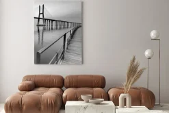 Obraz: Drewniany pomost przy nowoczesnym moście linowym