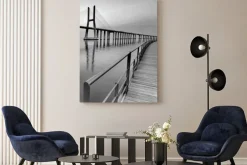 Obraz: Drewniany pomost przy nowoczesnym moście linowym