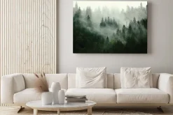 Obraz: Drzewa iglaste we mgle górski zielony las