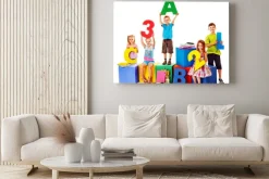 Obraz: Dzieci siedzi na kostce.