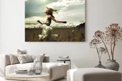 Obraz: Dziewczyna biegnie przez pola