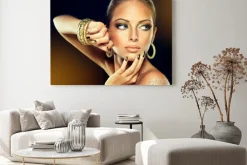 Obraz: Dziewczyna z złotego makijażu i paznokci metalu.