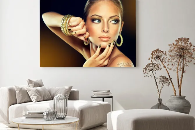 Obraz: Dziewczyna z złotego makijażu i paznokci metalu.