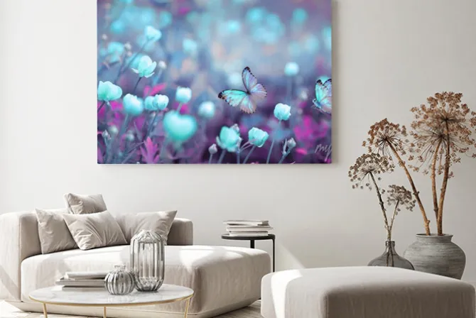 Obraz: Dzikie jasnoniebieskie kwiaty na polu i dwa fruwające motyle