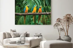 Obraz: Egzotyczne papugi na tle tropikalnych liści i roślin
