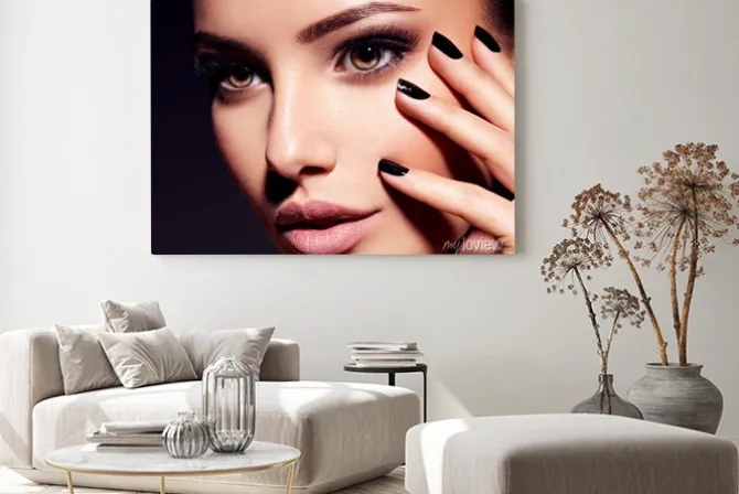 Obraz: Face of a beautiful girl with fashion makeup and black nails
